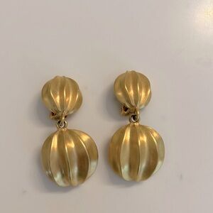1980s sculpted ripple dangle clipped earring in brushed gold.